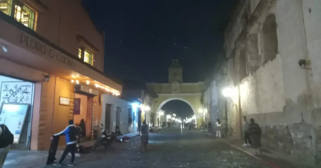 LA ANTIGUA DE NOCHE